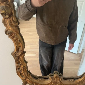 Höst jacka i faux läder/skinn - Jättesnygg från Asos i början (köpt på Beyond Retro). Passar S/M/L och är perfekt till hösten! 🤎🤍