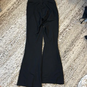 Svarta bootcut byxor Gina Tricot S - Svarta bootcut byxor från Gina Tricot i stretchigt material. Storlek S