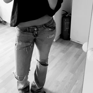 Ljusblå jeans bootcut - Säljer ett par ljusblå jeans med hål vid knän och lår. Modellen är bootcut med låg midja och 2 egengjorda hål vid låren. De är långa för mig som är 160cm. På sista bilden kan du se att det är slitningar längst ner på jeansen pga att de är för långa för mig, annars är jeansen i bra skick. Pris kan diskuteras!💓