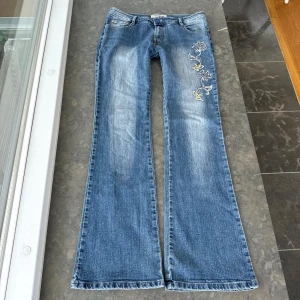 Lågmidjade jeans  - Så snygga jeans som tyvärr inte passar mig och har därför ingen bild på! Midjemått tvärsöver:44cm Midjehöjd: 21cm Inerbens längd: 82cm. Dragkedjan är igen sydd men knappen går att öppna så de är endå enkelt att sätta på sig dem💕