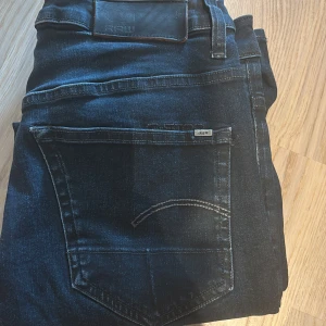 Mörkblå jeans från G-Star RAW - Snygga mörkblå jeans från g-star. De är slim/staight i passformen. De är i storlekar 28w 32L. Hör av er om ni har in är intresserade och har frågor. Pris kan diskuteras vid snabb affär ! 