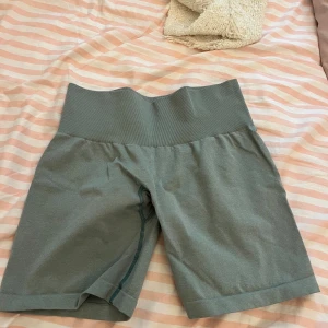 Träningsshorts - Säljer mina älskade shorts ifrån nvgtn i storlek S. Extremt bekväma och sitter som en smäck. Använda en del men bra skick🎀