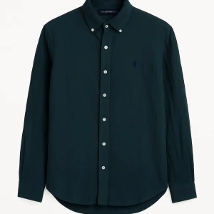 Mörkblå skjorta från Ralph Lauren - Linne skjorta från Ralph Lauren helt ny, storlek L. Första bilden är gjord med Ai så det är därför märket ser konstigt ut.