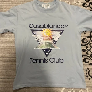 Casablanca T-shirt  - Väldigt bra skick. Perfekt för en solig sommar dag och en väldigt klassisk stil