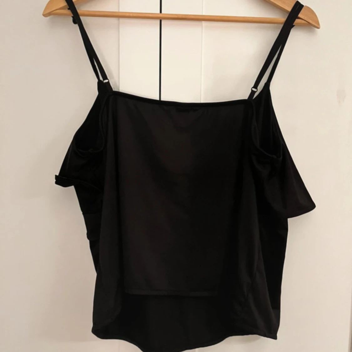 Svart volangtop med smala axelband - 1