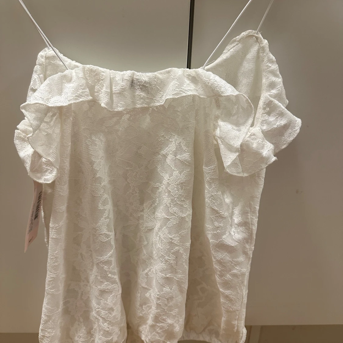 Vit spetslinne med volang från Nelly - 2