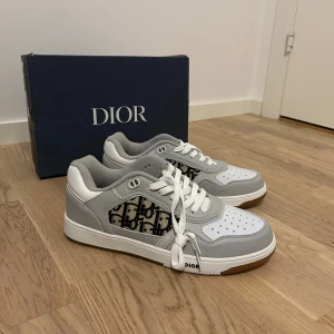 Dior skor  - Säljer ett par stiliga Dior skor för ett superbra pris! Helt oanvända så skicket är som nytt! Storlek 43. Priset kan sänkas vid snabb affär! Skriv för mer info och intresse ! 