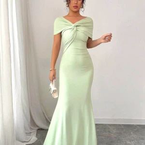 Klänning- helt ny (fri frakt idag) - Stilren lång klänning. Helt oanvänd, säljes då jag råkade beställa dubbletter av samma klänning. Fin detalj vid axlarna. Storlek M. Pris kan diskuteras vid snabb handel. Fler bilder kan skickas.