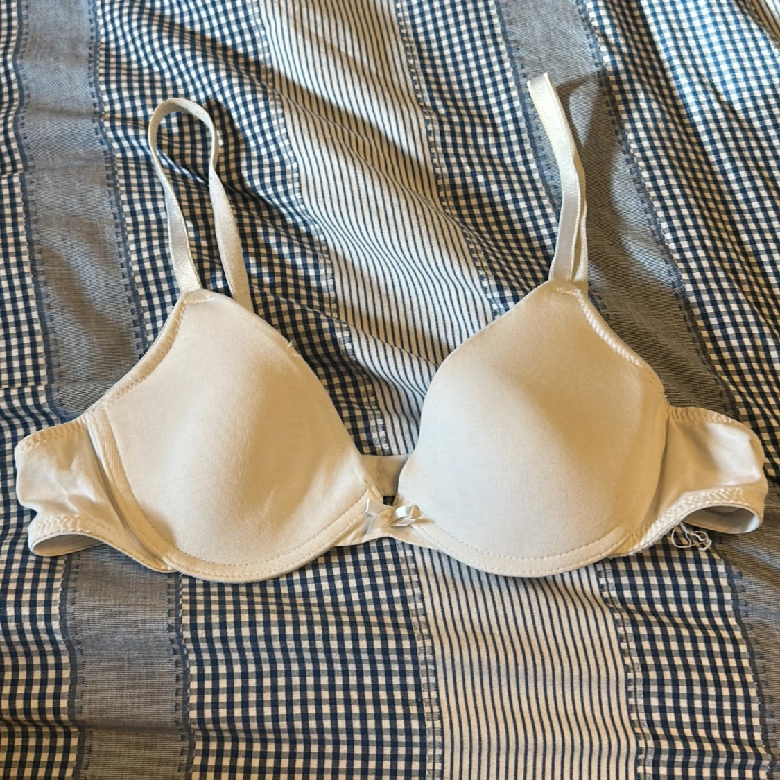 Vit vadderad bh med rosett