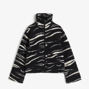 Teddy jacka  - Säljer min jättesnygga slutsålda Teddy jacka från hm!! Den är i ny skick och är typ helt oanvänd💕