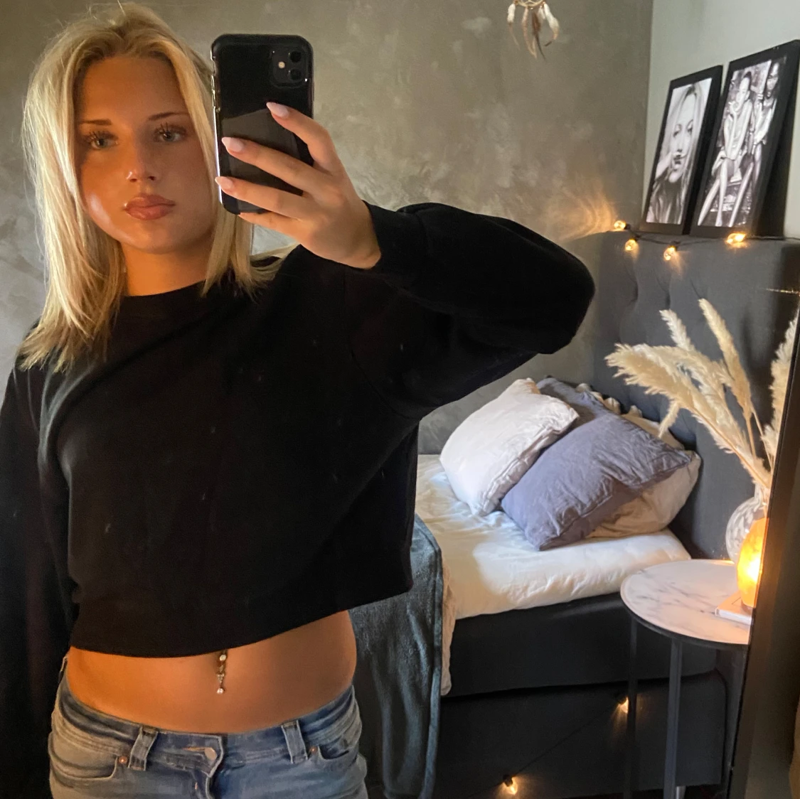 Svart croppad sweatshirt från Weekday