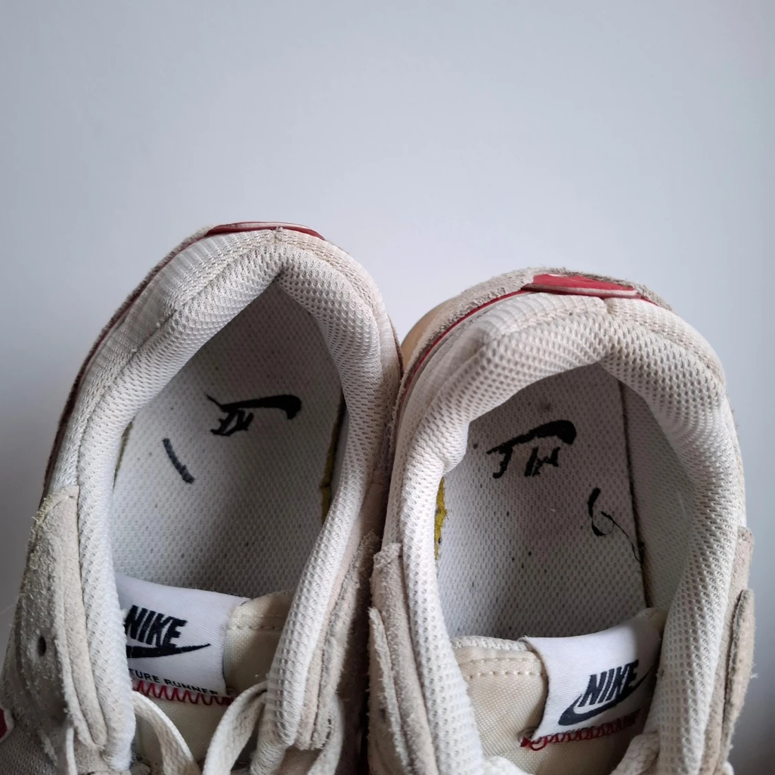 Beige Nike sneakers med röd swoosh - 3