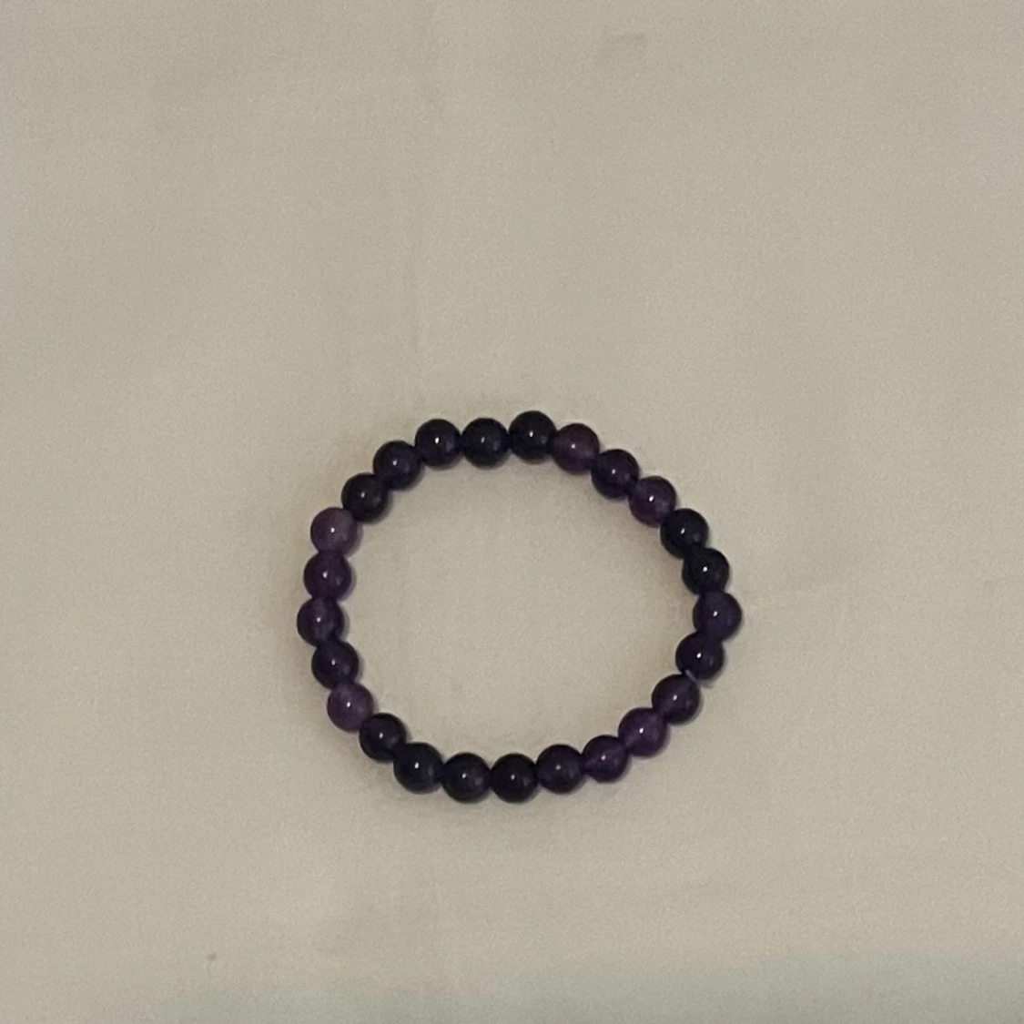 Lila pärlarmband med stenar - 1