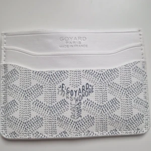 Vit korthållare - Stilren vit korthållare. Helt ny, priset går att diskutera