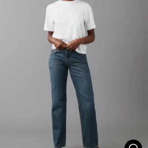Blå raka jeans från Ginatricot - Klassiska blå jeans från Ginatricot i rak modell. Jeansen är Low Waist och i storlek 34. Aldrig använda 😊