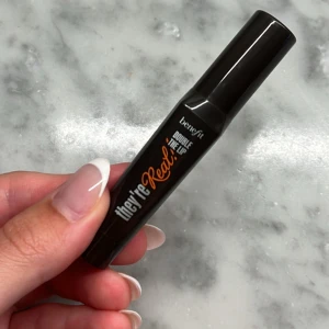 Benefit Double The Lip läppstift - Säljer ett Benefit They're Real! Double The Lip läppstift i smart två-i-ett-design. Endast testad 🩷