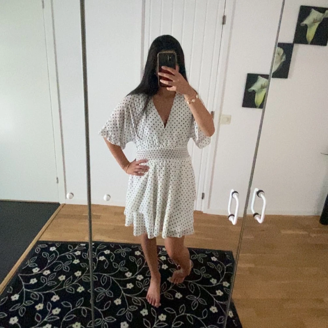 Vit prickig klänning