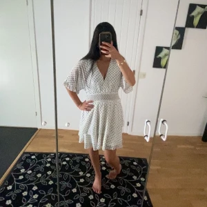 Vit prickig klänning - Super söt klänning som kommit till användning 2 gånger! Super skönt och bekvämt material och i bra skick!💗 Hör av er via intresse eller frågor 💕 (2 första bilderna är lånade!!!!!)