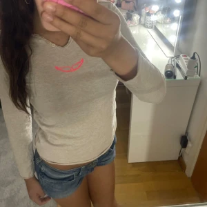 Säljer min Zadig & voltarie tröja  - Säljer en beige Zadig & Voltaire tröja för endast 250 och köpte den för 700 eller 800. Tröjan har en smal passform med ett modernt tryck där fram med vingar har använt den bara ett par gånger och är i mycket bra skick! Priset kan diskuteras 🩷