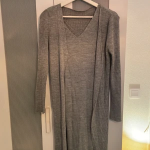 Grå ribbad klänning  - Grå ribbad klänning storlek S använd 1 gång skit fin och skön material 