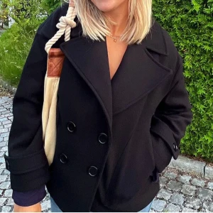 Svart kavaj/kappa - Stilren svart kavaj/kappa med dubbelknäppning, från Design by Si❤️ Nypris: 757kr