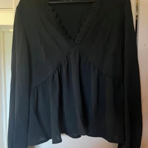 Mörkblå blus  - Ny