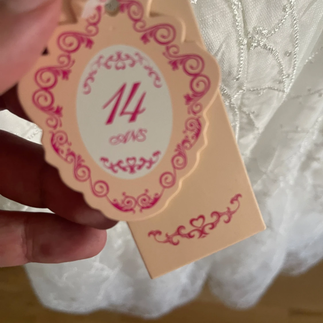 Vit kortklänning med broderade detaljer - 2