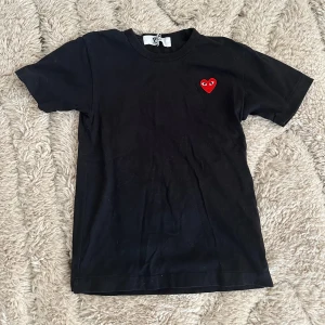 Svart Comme des Garçons Play t-shirt - Svart t-shirt från Comme des Garçons Play. Köpt på NK