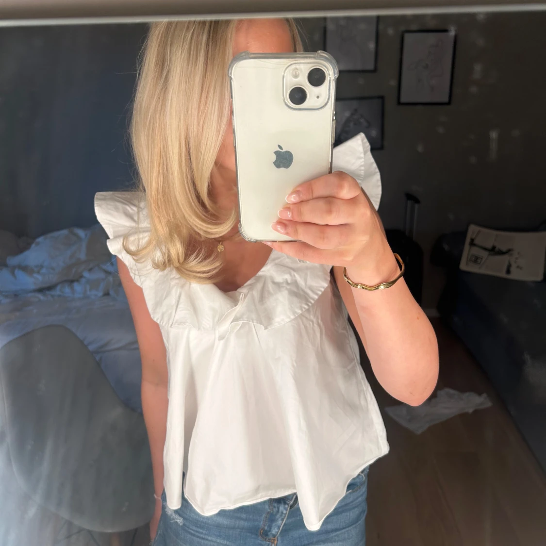 Vit blus med volangkrage - 3