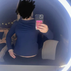 Mörkblå långärmad tröja - Enkel och stilren mörkblå långärmad tröja. Tröjan har ett lent och skönt material som gör den skönare att ha på sig. Superfin!💕