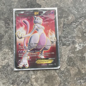 Mewtwo EX - Coolt Pokémonkort med Mewtwo EX! Perfekt för samlare och fans av Pokémon. Kortet har snyggt holografiskt motiv och är en grym addition till din samling eller för att boosta ditt spel. Kommer i skyddande sleeve med unik design.