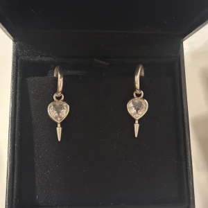 Marianilsdotter örhängen  - Love Faceted Earring💕 Väldigt fint skick. Kostar 2700kr nya. Säljer de ENDAST som ett par för 4800kr. 