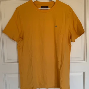 Gul t-shirt från Morris  - Snygg gul t-shirt från Morris säljer den då den inte användes längre o h blevit för liten. Har använt den ett fåtal gånger på sommaren. 