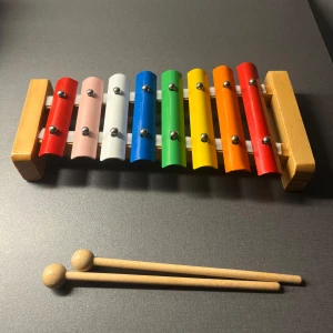 Xylofon  - Xylofon i regnbågens färger med två träklubbor. 📩 Skicka gärna ett meddelande vid frågor eller om du vill ha flera bilder! 🌸😊 📦 Jag skickar snabbt och packar alltid med omsorg!