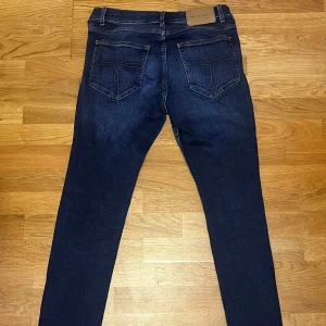 Tiger of Sweden Jeans - Snygga slim jeans från Tiger of Sweden, modell Evolve, herrstorlek 30/32. I mycket fint skick inga skador eller fläckar.