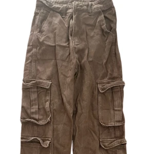 Bruna baggy jeans - Skitsnygga baggy jeans med coola fickor. Använda ett par gånger utan några tecken på användning alls. Snabb leverans!📦