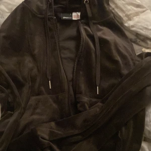 Brun hoodie med dragkedja fråna Gina Tricot🤎 - Mysig brun velourjacka från Gina Tricot