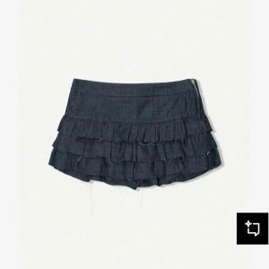 Lågmidjad jeanskjol med volanger  - Supersöt mörkblå kortkjol från Bershka med volanger. Kjolen är gjord i jeansmaterial och har dragkedja i sidan. Sååååå himla snygg🥰🥰