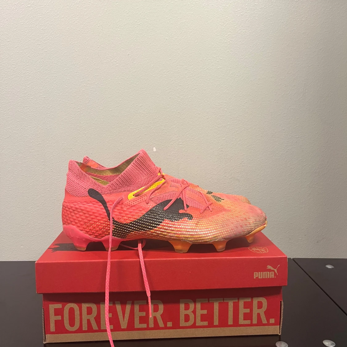 Puma rosa fotbollsskor med snörning