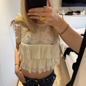 Krämvit topp med volang - Supersöt topp från zara. Använt väldigt sparsamt och    Toppen har inga defekter. Säljer för att den är lite för liten💗