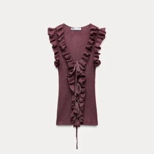 Zara topp - En helt ny jätte fin Zara topp. Alla lapparna kvar! Står att det är ljusrosa men tycker den är mer röd. Nypris 329kr