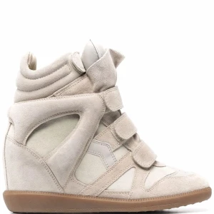 SÖKER Isabel Marant skor - Jag SÖKER isabel Marant skor ( storlek 38) i någon av dessa tre färger, om du säljer hör av dig!! Jag kan betala upp till 2800 kr☺️☺️