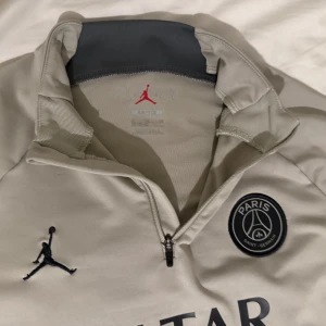 PSG tröja - En beige psg hoodie. Den år i bra skick och har inga hål. 