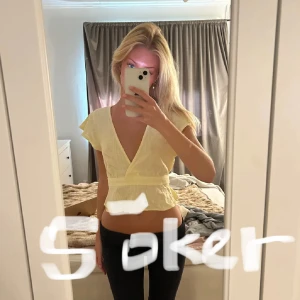 Ljusgul omlottopp med volangärm - SÖKER DENNA TOPP I XXS!!!!!