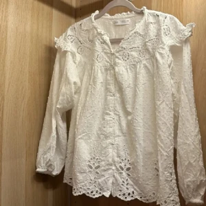 Vit blus - Jätte söt vit blus i storlek 164 från zara men skulle säga att den passar xs🥰hör av er vid frågor! 