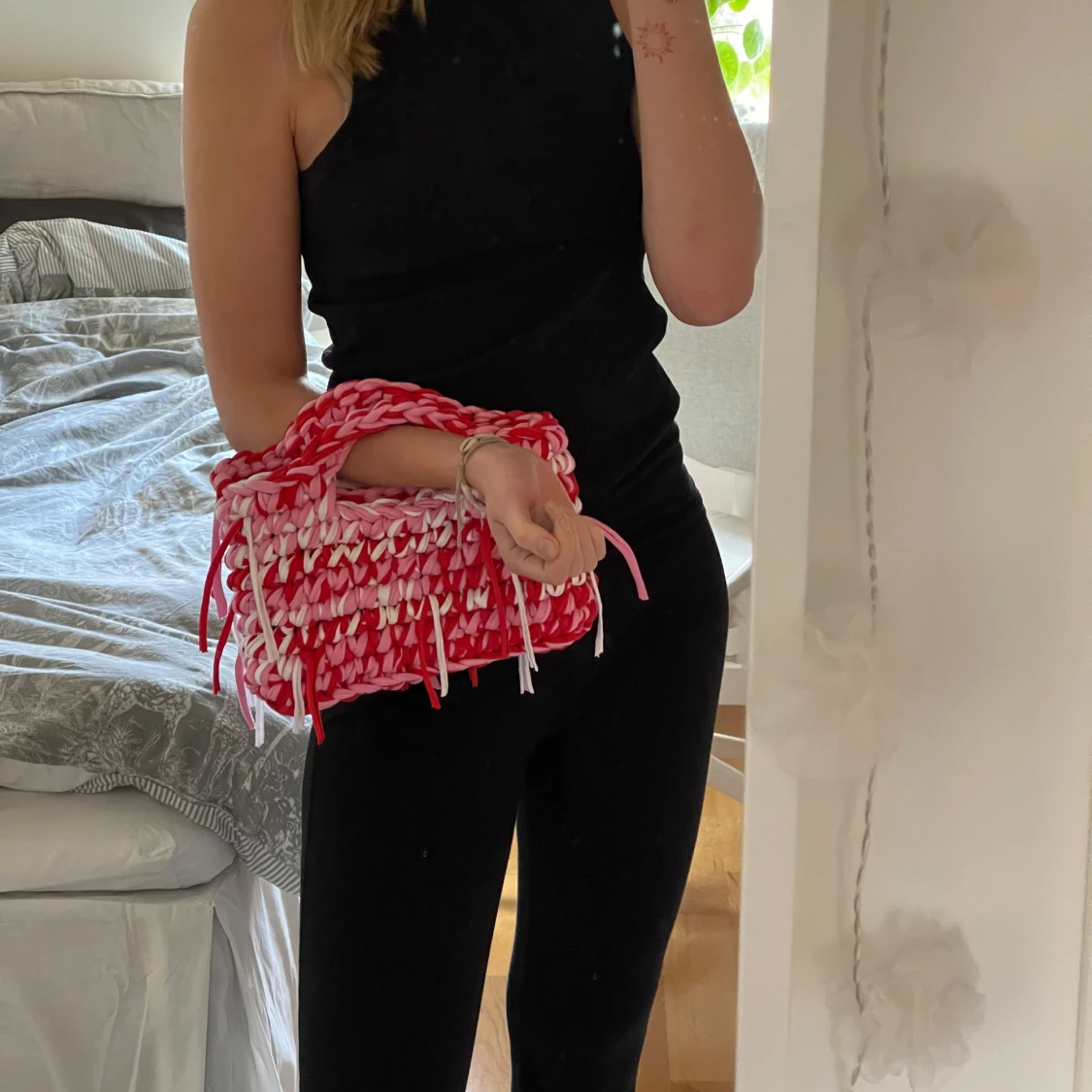 Rosa och röd virkad handväska - 1