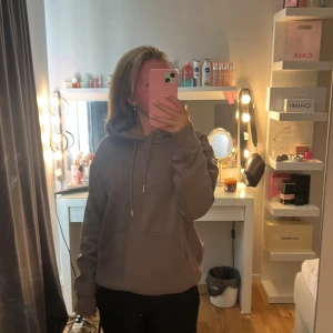 Brun beige  hoodie från H&M  - Säljer en beige brun hoodie från H&M i storlek XS då den inte kommer till användning🫶🏻