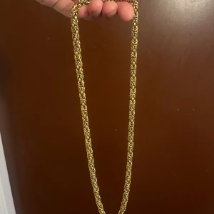 Guldkedja / Guldhalsband - Säljer ett riktigt snyggt halsband från indossa som är guldpläterar då jag märkt att silver passar mig bättre. Kedjan är 6mm tjock och 60cm lång. Perfekt för dig som vill ha ett statement-smycke som drar blickarna till sig.