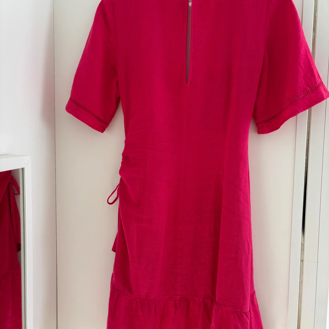 Rosa omlottklänning med volang - 2