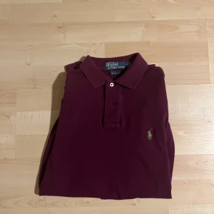 Vinröd långärmad pikétröja Polo Ralph Lauren - Långärmad pikétröja från Ralphlauren i mycket bra skick. Använd någon gång. Slim fit. Pris kan diskuteras